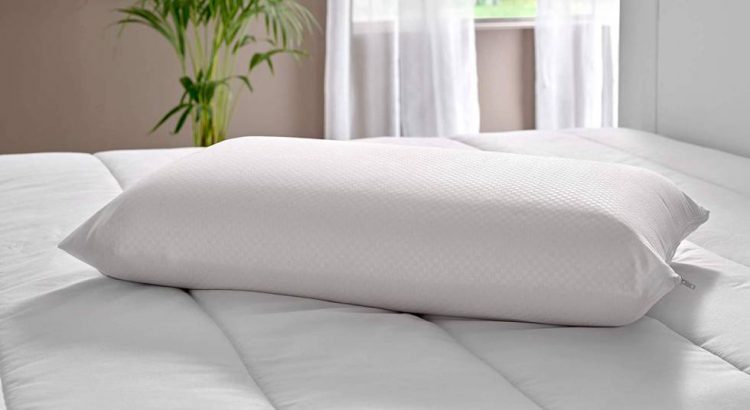almohada blanca sobre cama