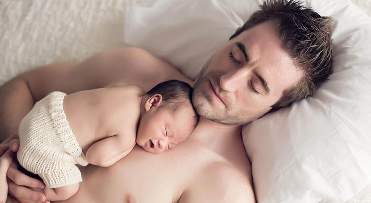 Padres durmiendo con bebé