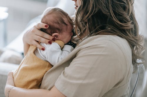Mujer con bebé recién nacido